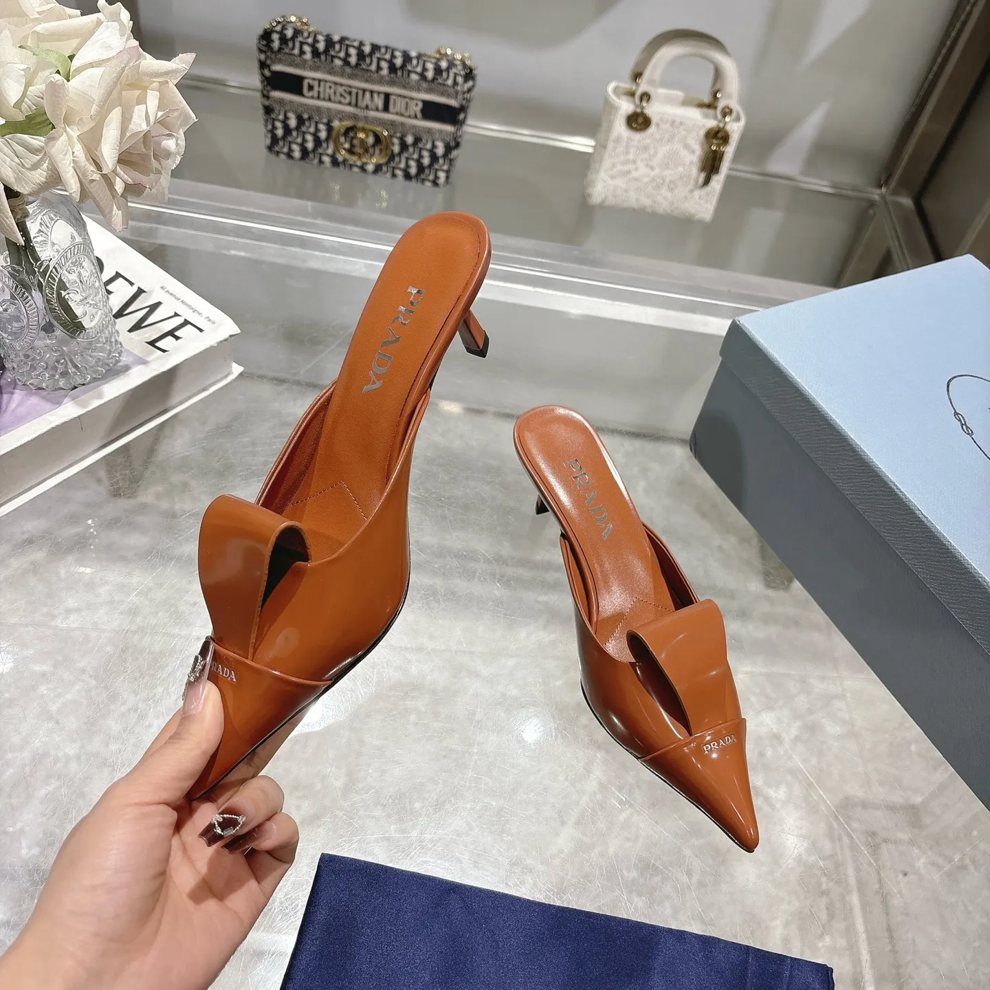 👟👟Ex-factory price 540👟👟 PRADA* Prada 25ss spring and summer new Mary Jane pointed-toe high-heeled shoes fashion shoes. Purchased from the original version and developed 1:1, perfect details, comfortable on the feet, can be matched with beautiful spring and summer clothes, exquisite and durable 🤩 ✔Upper: original open edge beaded cowhide ✔Inner lining: sheepskin ✔Outsole: Italian leather outsole ✔Heel height: 5.5cm, 7.5cm ✔Number of yards: 35-40 (41 can be customized and non-refundable) ✔Packaging: original full set of packaging